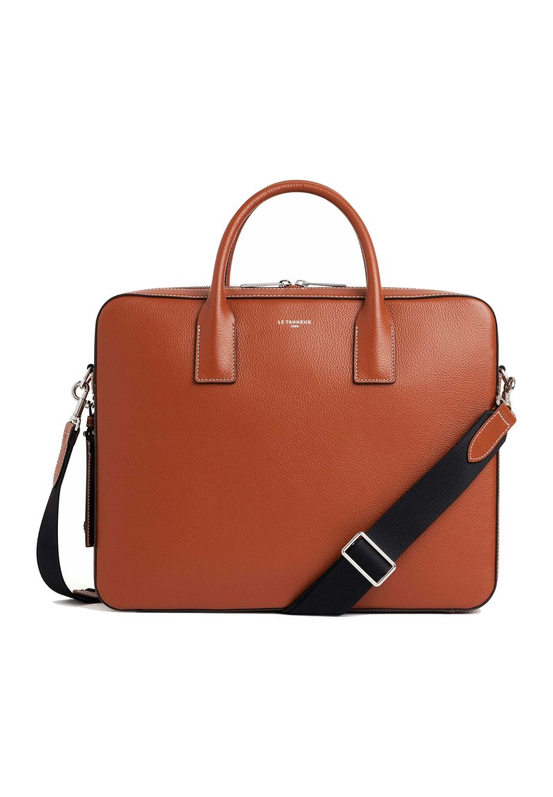 Maletín de cuero en color naranja quemado con asas superiores, una correa de hombro negra desmontable y un discreto ribeteado a lo largo de los bordes.
