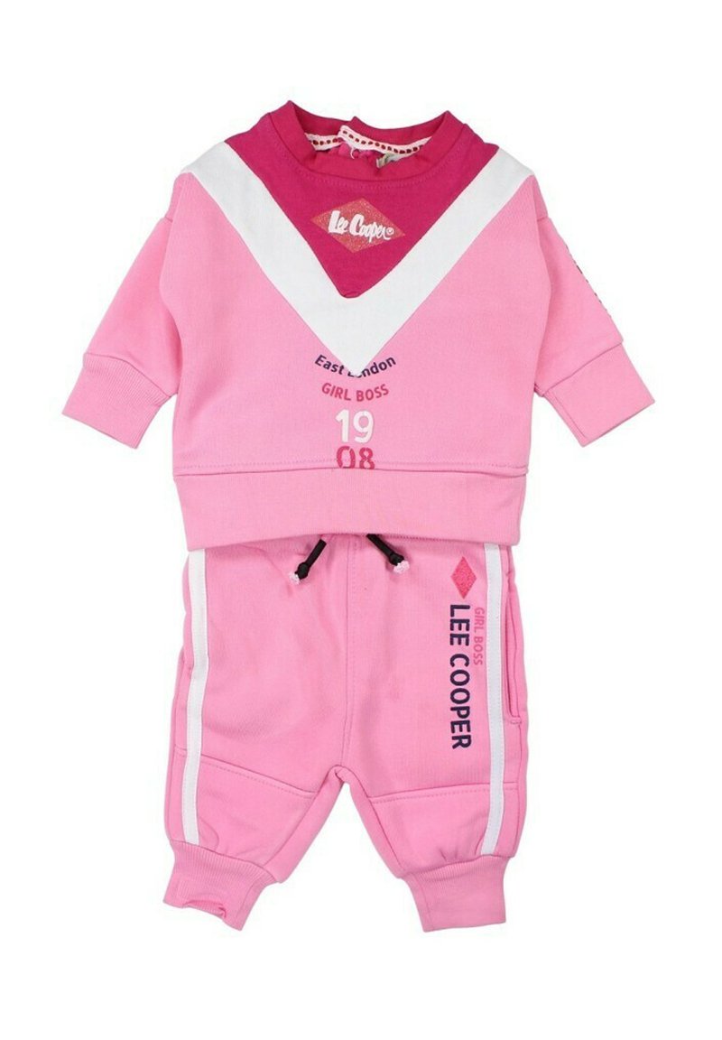 Ensemble de survêtement rose avec un sweat à bloques de couleurs comportant un design en chevrons blancs et une impression graphique, associé à un jogging assorti.