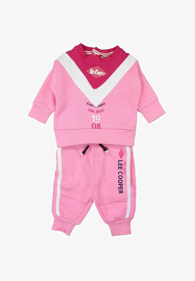 Ensemble de survêtement rose avec un sweat à bloques de couleurs comportant un design en chevrons blancs et une impression graphique, associé à un jogging assorti.