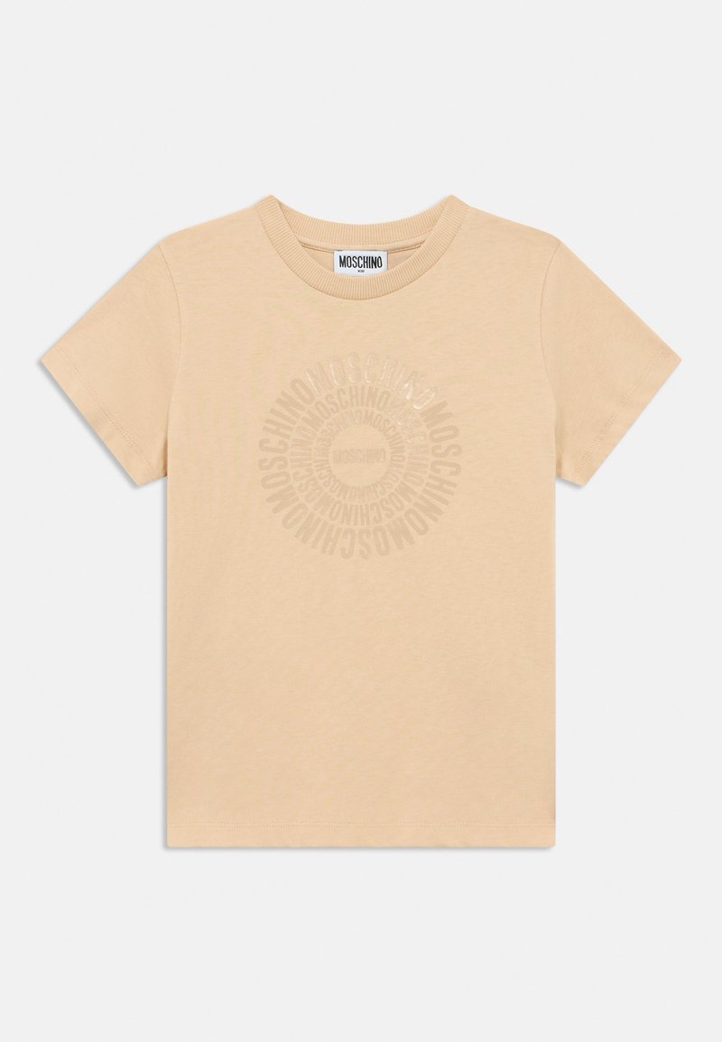Μπεζ παιδικό T-shirt με κοντά μανίκια, επάνω στο οποίο υπάρχει κυκλικό ανάγλυφο μοτίβο με το κείμενο "MOSCHINO" και με ριμπ λαιμόκοψη.