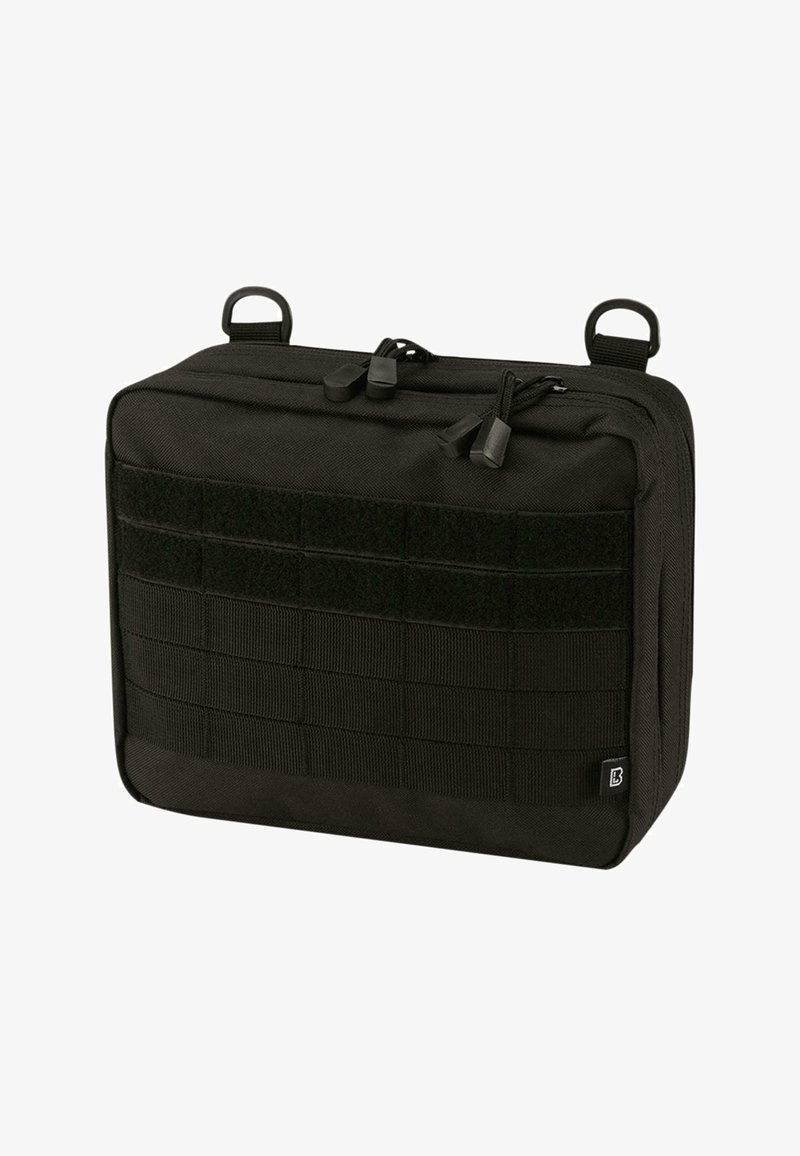 Musta taktinen laukku suorakaiteen muotoisena, valmistettu kestävästä kankaasta. Ominaisuuksiin kuuluu kaksoissykkimäiset vetoketjut, verkkokangas edessä ja ylhäällä kantokahvat.