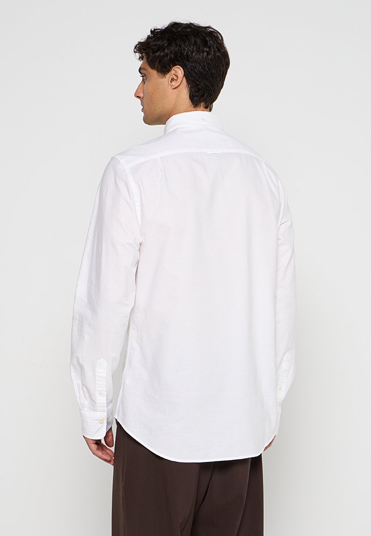 Weißes Langarm-Hemd mit Knopfleiste, spitzem Kragen, Ein-Knopf-Manschetten und abgerundetem Saum, von hinten präsentiert. Glatte Baumwolltextur.