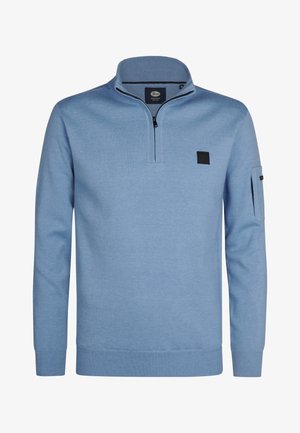 Lichtblauwe pullovertrui met een ritskraag, geribbelde manchetten en een patch op de borst. Zachte, gestructureerde stof met een losse pasvorm.