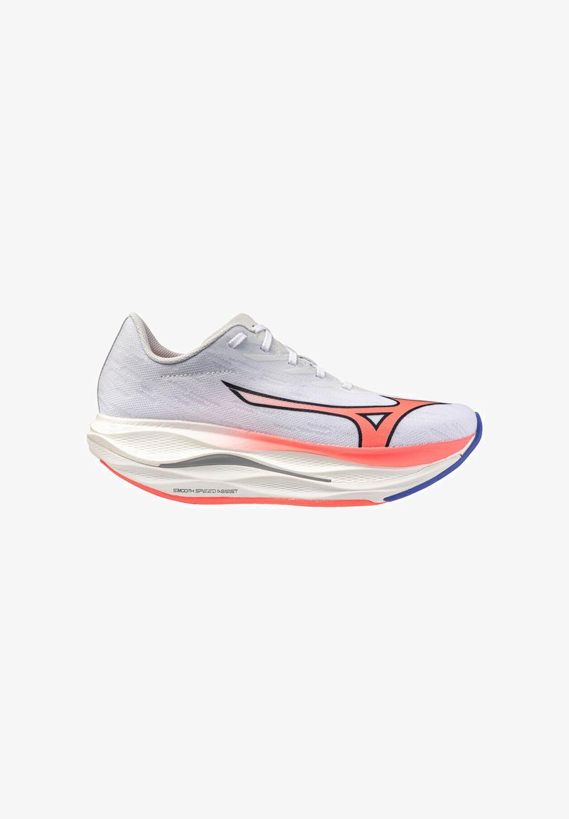 Valge ja roosa jooksujalats, millel on sujuv kiirusabi tallakonstruktsioon ning must Mizuno logo küljel, vaadetakse välimiselt.