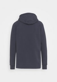 Námořnická mikina s kapucí, dlouhými rukávy, hladkou texturou, žebrovanými manžetami a stahovac�í kapucí. Žádný přední design nebo viditelné kapsy.