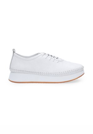 Witte sneaker met een gladleren bovenwerk, zes oogjes, gestikte details en een gestructureerde zool. Kenmerkt zich door een ronde, iets verhoogde vorm.
