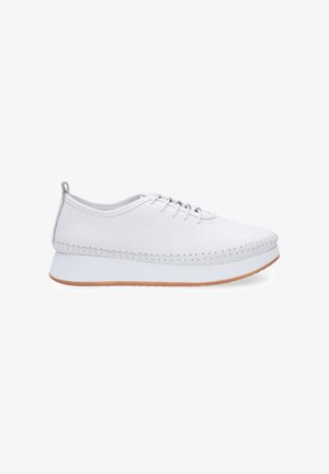 Hvide sneakers med en glat læder-overdel, seks snørehuller, syninger og en struktureret sål. Har en rund, let hævet form.