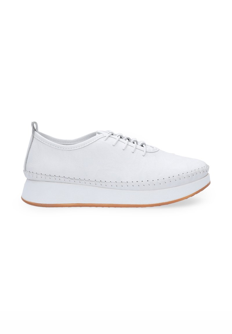 Weiße Sneaker mit einem Obermaterial aus glattem Leder, sechs Ösen, genähten Details und einer strukturierten Sohle. Verfügt über eine runde, leicht erhöhte Form.