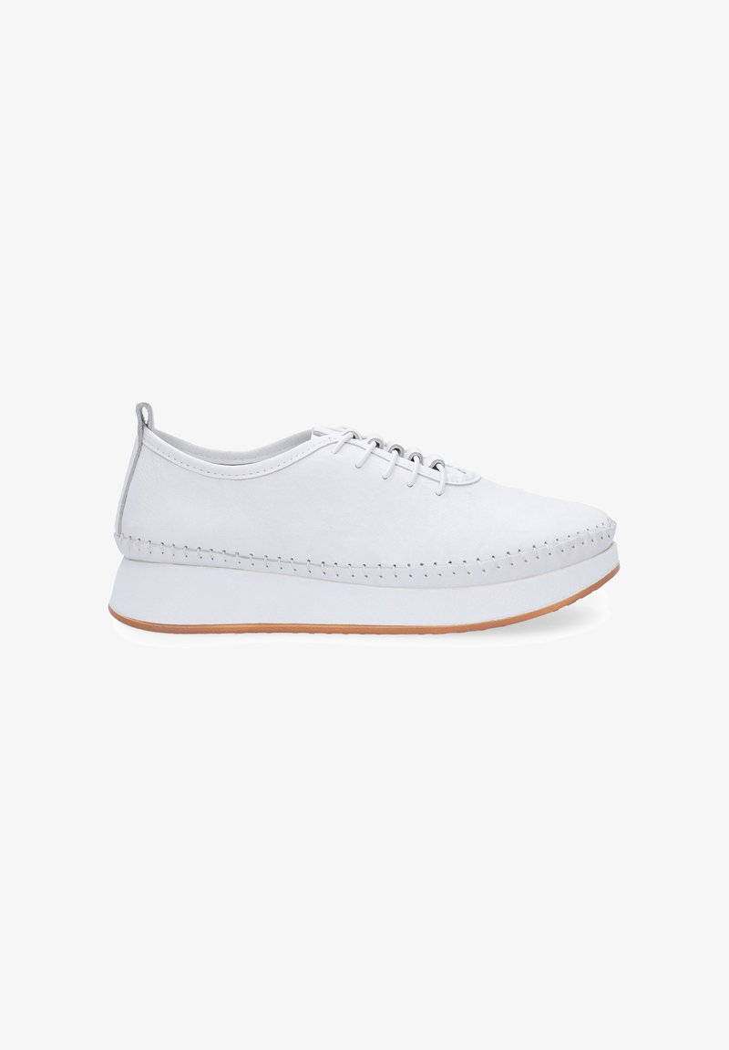 Witte sneaker met een gladleren bovenwerk, zes oogjes, gestikte details en een gestructureerde zool. Kenmerkt zich door een ronde, iets verhoogde vorm.