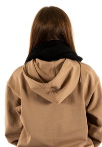 Haut à capuche marron avec capuche et détail de cordon, associé à une écharpe en tricot noire drapée autour du cou, montrant une finition texturée.