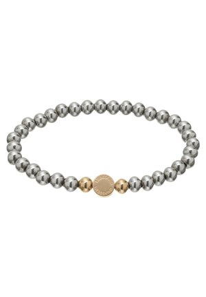 Zilveren en gouden kraalarmband met glanzende grijze metalen kralen afgewisseld met een gouden accentkraal en een gelabelde ronde tag.