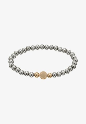 Bracelet en perles d'argent et d'or avec des perles métalliques grises brillantes entrecoupées d'une perle d'accent dorée et d'une étiquette ronde de marque.