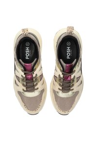 Chaussures de sport en mesh beige et daim avec accents roses, design à lacets et intérieur noir. Étiquette de taille "37" visible. Semelle texturée.