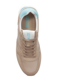 Jasnobeżowe sneakersy z niebieskimi akcentami, wykonane z materiałów tekstylnych i zamszowych, z zaokrąglonym noskiem, sznurówkami oraz detalem logo na języku i boku.