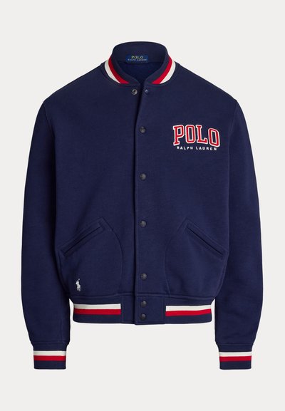 Tengerészkék gombos varsity dzseki piros-fehér csíkos gallérral, mandzsettával és szegéllyel, első zsebekkel, és a mellkason hímzett "Polo Ralph Lauren" logóval.