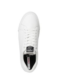 Adidași albi cu partea superioară din sintetic neted, vârf rotund și șireturi plate. Prezintă un logo negru pe limbă și accente roșii în interior. Mărimea 42.