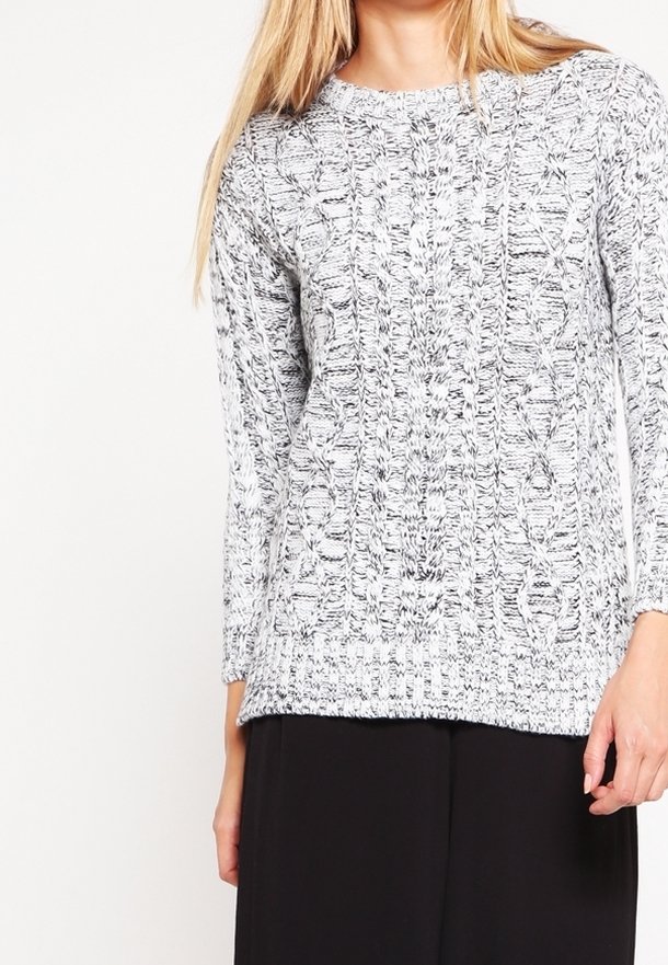 Grau-weißes Strickpullover mit strukturiertem Muster, langen Ärmeln und Rundhalsausschnitt. Der Saum und die Bündchen sind gerippt.