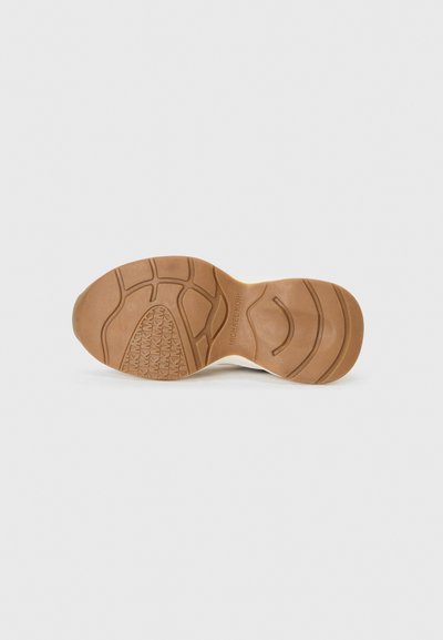 Suela de zapato de goma marrón claro con patrón de textura y marca. El diseño cuenta con una base plana y bordes suaves.