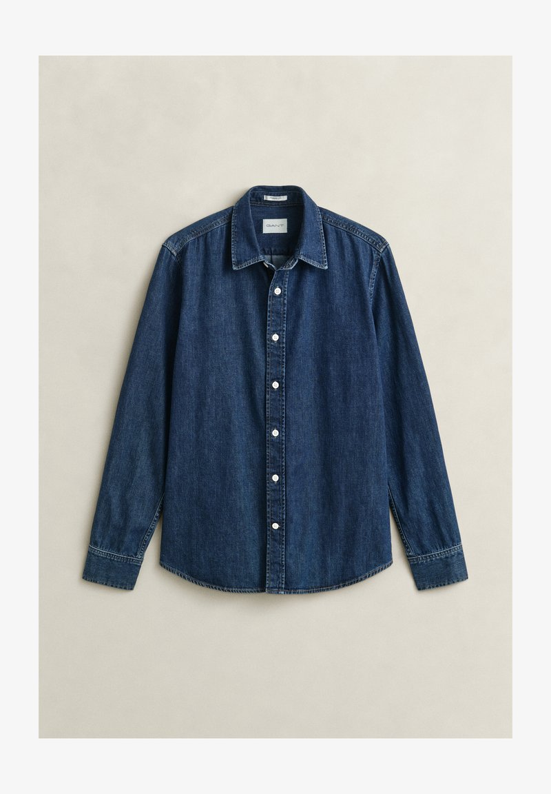 Dunkelblaues Jeanshemd mit langen Ärmeln, durchgehender Knopfleiste und Kragen, flach auf hellem Hintergrund präsentiert.