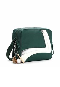 Grøn rektangulær taske lavet af nylon. Har en metallisk sølvstribe og hvide accenter. Indeholder en nøglering med en baseball, handske og bat.