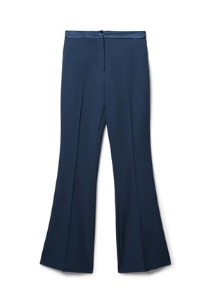 Pantaloni a zampa di elefante blu navy con una texture liscia, dotati di una fascia in raso in vita, un bottone frontale e due pieghe verticali su ogni gamba.
