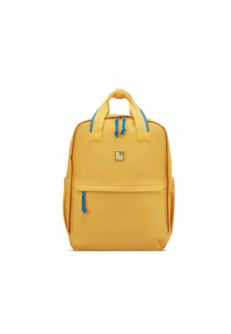 Zaino giallo con una texture liscia, dettagli blu della cerniera, maniglie superiori e una tasca frontale. Forma rettangolare con spallacci removibili.