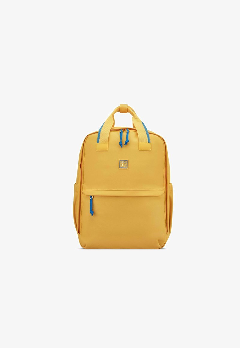 Zaino giallo con una texture liscia, dettagli blu della cerniera, maniglie superiori e una tasca frontale. Forma rettangolare con spallacci removibili.