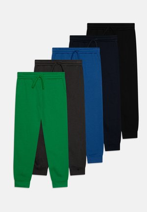 Cinco pares de calças de moletom em verde, preto, cinza, azul e preto; feitas de um tecido macio com cinturas e punhos elásticos.