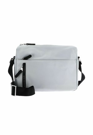 Sac bandoulière gris clair en tissu lisse et durable. Il dispose d'une fermeture éclair, d'une sangle réglable et d'une poche zippée à l'avant avec des accents noirs.