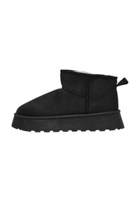 Schwarzer Wildleder-Stiefel mit runder Zehe, strukturiertem Sohlenbereich und einer Schlaufe an der Rückseite für ein einfaches Anziehen. Verfügt über eine dicke, robuste Gummisohle.