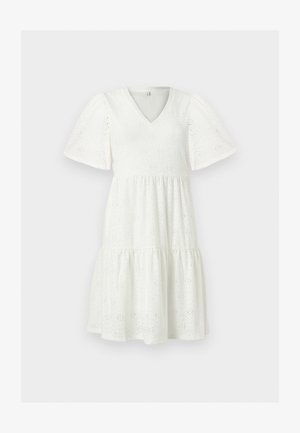 Vestito bianco con scollo a V, maniche corte a sbuffo e gonna a balze, con tessuto in pizzo sangallo e motivi floreali traforati.