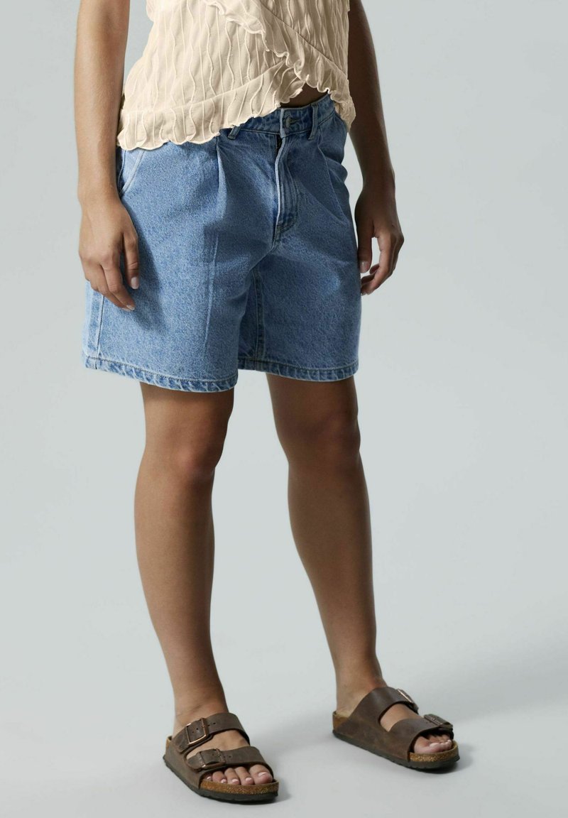 LMTD PLISSIERTE - Shorts vaqueros - medium blue denim
