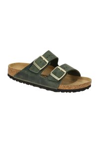 Sandales en cuir vert foncé avec deux sangles réglables, boucles en argent, semelle en liège et semelle en caoutchouc noir texturé.