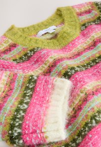 Többszínű kötött pulóver, vízszintes pink, zöld és krémszínű csíkokkal. Texturált anyag, vastag, puha kialakítással és kerek nyakkivágással.