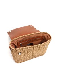 Borsa in paglia intrecciata con una patta in pelle marrone e chiusure a scatto, dotata di una tasca interna e foderata in tessuto liscio.