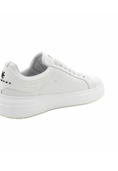 Baskets blanches avec une tige synthétique lisse, un design à lacets, un discret accent en aile au niveau du talon et une épaisse semelle en caoutchouc blanc.