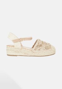 Espadrilles beige con suola in juta intrecciata, parte superiore texture e cinturino alla caviglia con fibbia circolare. Accento in tessuto intrecciato sul cinturino.