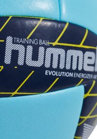 Pallone da allenamento con una superficie esterna sintetica blu, con una texture, accenti neri e strisce diagonali gialle. Branding visibile.