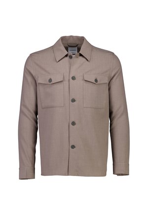 Chaqueta abotonada color marrón claro en una tela texturizada, con dos bolsillos en el pecho, cuello con puntas y mangas largas con puños abotonados.