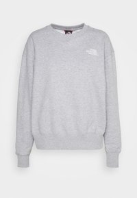 Sweat-shirt gris clair à col rond avec manches longues et petit logo blanc "The North Face" sur la partie supérieure gauche de la poitrine.