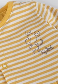 Gelb-weiß gestreifter Baby-Body mit rundem Ausschnitt, bestickt mit einem Mausmotiv und mit Druckknopfverschluss.