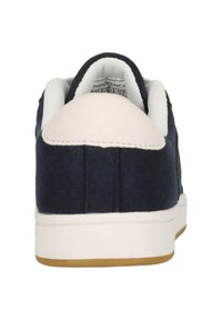 Laivaston suede-kengät, joissa on valkoinen nahkakantti ja harmaa pehmustettu kaulus. Sisältää kumipohjan, jossa on vaaleanruskea ulkopohja.