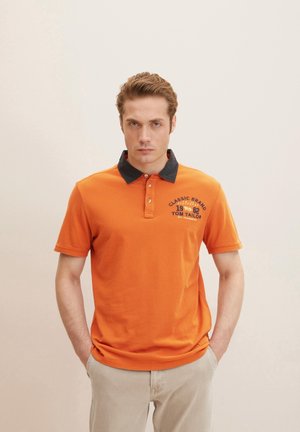 MIT LOGO STICKEREI - Piké - gold flame orange
