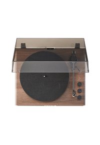 Tocadiscos de madera con un plato de fieltro negro, cubierta transparente contra el polvo y tres perillas de control. Diseño rectangular suave con un acabado clásico.