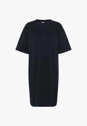 Vestido camiseta de algodón suave en un tono azul marino, de corte oversized, con mangas cortas y cuello redondo, de corte recto y sin patrones visibles.