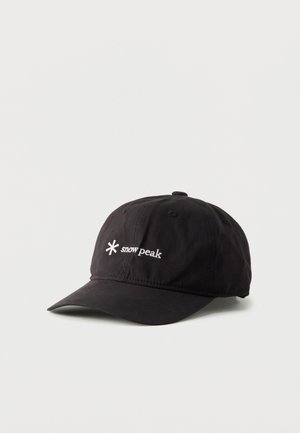 Cappellino da baseball nero con visiera curva e logo ricamato bianco "snow peak" sulla parte anteriore centrale.