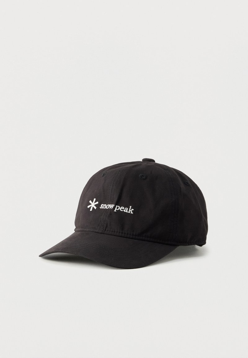 Casquette de baseball noire avec une visière incurvée et un logo blanc brodé "snow peak" au centre devant.