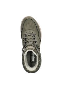 Groene, geperforeerde leren instapsneakers met grijze veters, zachte bontvoering bij de enkel en een gestructureerde rubberen zool.