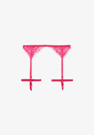 Różowe koronkowe stringi z satynowymi paskami, z falbaniastym wykończeniem i regulowanymi wstążkami po bokach. Otwarty tył podkreśla minimalne przykrycie.
