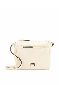 Borsa a tracolla in pelle crema con due tasche con cerniera, hardware in tonalità oro e una tracolla nera a contrasto, caratterizzata da una superficie testurizzata.